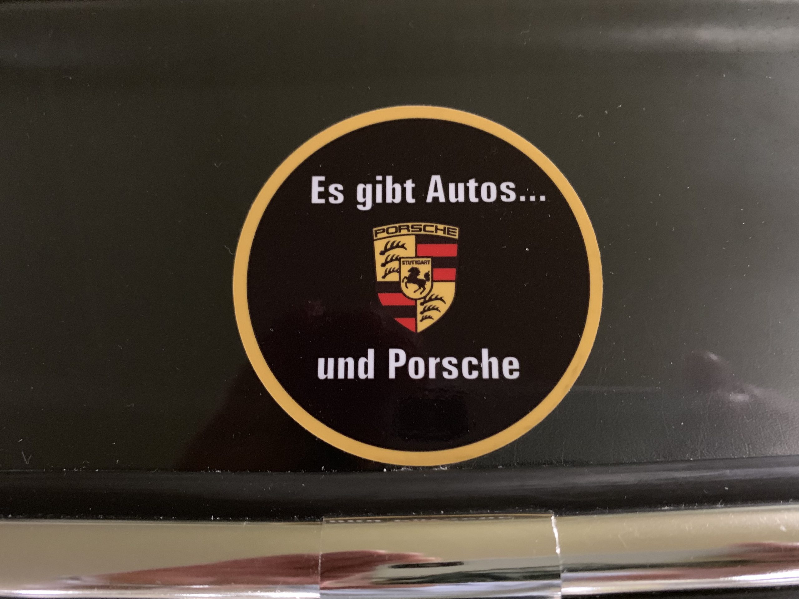 Es gibt Autos…. und Porsche! New reproduction sticker
